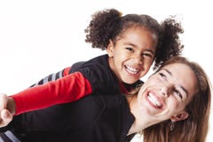 Een familiemoeder met meisjeskind het stellen op een witte studio als achtergrond stock foto Een familiemoeder met meisjeskind het stellen op een witte studio als achtergrond stock foto