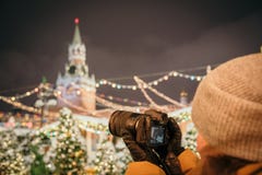Een fotograaf schiet nieuwe 30 1 mirrorless de verwisselbaar-lenscamera Canon EOS R van het megapixel volledig-kader stock afbeelding Een fotograaf schiet nieuwe 30 1 mirrorless de verwisselbaar-lenscamera Canon EOS R van het megapixel volledig-kader stock afbeelding