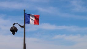 Een Franse vlag op een lantaarnpaal in Parijs Frankrijk April 2019 royalty-vrije stock foto Een Franse vlag op een lantaarnpaal in Parijs Frankrijk April 2019 royalty-vrije stock foto