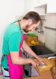 Een gebaarde mensenkoks in de keuken, besnoeiingenuien royalty-vrije stock foto Een gebaarde mensenkoks in de keuken, besnoeiingenuien royalty-vrije stock foto