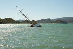 Een gedaald schip in Kekova, Turkije stock afbeelding Een gedaald schip in Kekova, Turkije stock afbeelding