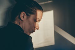 Een gedeprimeerde vrouw stock foto's Een gedeprimeerde vrouw stock foto's