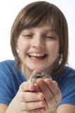 Een gelukkig meisje met een leuke hamster royalty-vrije stock afbeeldingen Een gelukkig meisje met een leuke hamster royalty-vrije stock afbeeldingen