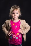Een gelukkig meisje op de zwarte achtergrond, studiofoto Royalty-vrije Stock Foto Een gelukkig meisje op de zwarte achtergrond, studiofoto Royalty-vrije Stock Foto