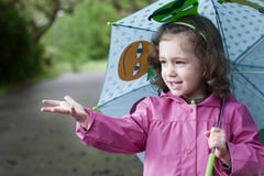 Een gelukkig meisje in een regenachtige dag stock fotografie Een gelukkig meisje in een regenachtige dag stock fotografie