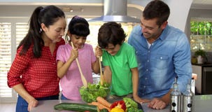 Een gelukkige familie kookt samen stock footage Een gelukkige familie kookt samen stock footage