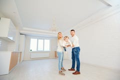 Een gelukkige familiespelen met een kind samen in een heldere huisthee stock fotografie Een gelukkige familiespelen met een kind samen in een heldere huisthee stock fotografie