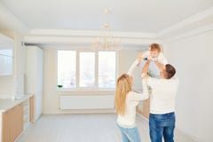 Een gelukkige familiespelen met een kind samen in een heldere huisthee royalty-vrije stock afbeeldingen Een gelukkige familiespelen met een kind samen in een heldere huisthee royalty-vrije stock afbeeldingen