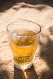 een glas Koud bier op het strandzand stock foto's een glas Koud bier op het strandzand stock foto's