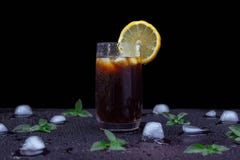 Een glas van het verfrissen van thee stock afbeelding Een glas van het verfrissen van thee stock afbeelding