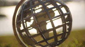 Een gouden bolminiatuur stock video Een gouden bolminiatuur stock video