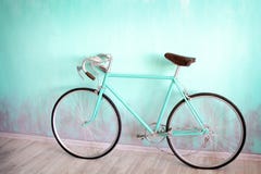 Een groene fiets met groot royalty-vrije stock foto Een groene fiets met groot royalty-vrije stock foto