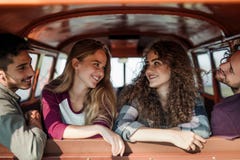 Een groep die jonge vrienden op een roadtrip door platteland, in een auto zitten royalty-vrije stock afbeeldingen Een groep die jonge vrienden op een roadtrip door platteland, in een auto zitten royalty-vrije stock afbeeldingen
