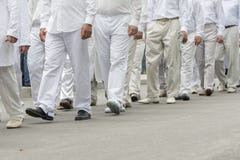 een groep mensen in witte kleren de mensen in witte mannetjes lopen onderaan de straat royalty-vrije stock fotografie een groep mensen in witte kleren de mensen in witte mannetjes lopen onderaan de straat royalty-vrije stock fotografie