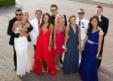 Een Groep Tieners bij Prom-het stellen voor een foto royalty-vrije stock foto's Een Groep Tieners bij Prom-het stellen voor een foto royalty-vrije stock foto's