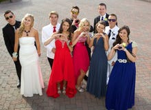 Een Groep Tieners bij Prom-het stellen voor een foto royalty-vrije stock foto's Een Groep Tieners bij Prom-het stellen voor een foto royalty-vrije stock foto's