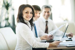 Een groep zakenlieden die het beleid van het bedrijf in het bureau bespreken stock fotografie Een groep zakenlieden die het beleid van het bedrijf in het bureau bespreken stock fotografie