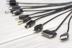 Een groot aantal verschillende schakelaars voor het verbinden van diverse gadgets via USB-poort met laptop of een computer Het co stock fotografie Een groot aantal verschillende schakelaars voor het verbinden van diverse gadgets via USB-poort met laptop of een computer Het co stock fotografie