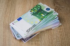 een groot pakje van de dollar euro roebels van contant geldrekeningen in pakken op een lijst van geweven raad stock afbeeldingen een groot pakje van de dollar euro roebels van contant geldrekeningen in pakken op een lijst van geweven raad stock afbeeldingen