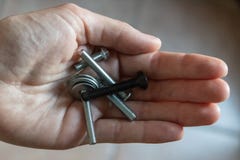 Een hand die verschillende types van bouten houden - Beeld stock foto Een hand die verschillende types van bouten houden - Beeld stock foto