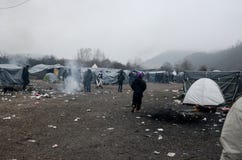 Een humanitaire catastrofe in Vluchteling en Migrantenkamp in Bosnië-Herzegovina De Europese migrerende crisis Balkan route tent royalty-vrije stock foto's Een humanitaire catastrofe in Vluchteling en Migrantenkamp in Bosnië-Herzegovina De Europese migrerende crisis Balkan route tent royalty-vrije stock foto's