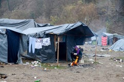 Een humanitaire catastrofe in Vluchteling en Migrantenkamp in Bosnië-Herzegovina De Europese migrerende crisis Balkan route tent stock foto's Een humanitaire catastrofe in Vluchteling en Migrantenkamp in Bosnië-Herzegovina De Europese migrerende crisis Balkan route tent stock foto's