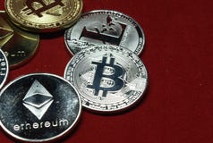 Een inzameling van cryptocurrencymuntstukken op een fluweel rode achtergrond royalty-vrije stock fotografie Een inzameling van cryptocurrencymuntstukken op een fluweel rode achtergrond royalty-vrije stock fotografie
