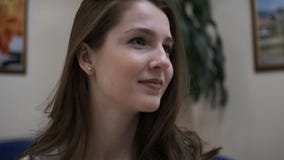 Een jong meisje en een arts die aan een medisch bureau spreken stock footage Een jong meisje en een arts die aan een medisch bureau spreken stock footage