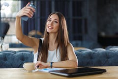 Een jong meisje neemt selfie stock afbeeldingen Een jong meisje neemt selfie stock afbeeldingen