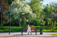 Een jonge roodharige vrouw in park royalty-vrije stock afbeeldingen Een jonge roodharige vrouw in park royalty-vrije stock afbeeldingen