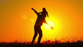 Een klein kind die op zijn vader` s schouders spinnen Het gelukkige familie spelen bij zonsondergang Silhouet stock footage Een klein kind die op zijn vader` s schouders spinnen Het gelukkige familie spelen bij zonsondergang Silhouet stock footage