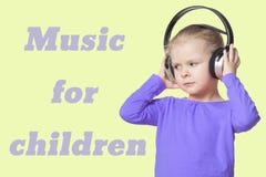Een klein meisje die met hoofdtelefoons aan muziek luisteren isoleer De inschrijvingsmuziek voor kinderen royalty-vrije stock foto Een klein meisje die met hoofdtelefoons aan muziek luisteren isoleer De inschrijvingsmuziek voor kinderen royalty-vrije stock foto