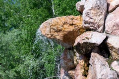 Een kleine waterval bestrooit dalingen van water - neer royalty-vrije stock foto Een kleine waterval bestrooit dalingen van water - neer royalty-vrije stock foto
