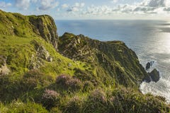 Een klip in Sliabh Liag, Co Donegal op een zonnige dag stock foto Een klip in Sliabh Liag, Co Donegal op een zonnige dag stock foto
