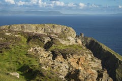 Een klip in Sliabh Liag, Co Donegal op een zonnige dag stock afbeelding Een klip in Sliabh Liag, Co Donegal op een zonnige dag stock afbeelding