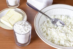Een komhoogtepunt van kwark, ingrediënten voor het maken van koekjes royalty-vrije stock foto's Een komhoogtepunt van kwark, ingrediënten voor het maken van koekjes royalty-vrije stock foto's