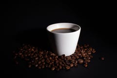 Een kop van drank is ge?nstalleerd in de verspreide korrel zijverlichting stock foto's Een kop van drank is ge?nstalleerd in de verspreide korrel zijverlichting stock foto's
