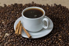 Een kop van koffie met koffiebonen royalty-vrije stock fotografie Een kop van koffie met koffiebonen royalty-vrije stock fotografie