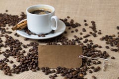 Een Kop van koffie met koffiebonen en etiket royalty-vrije stock afbeeldingen Een Kop van koffie met koffiebonen en etiket royalty-vrije stock afbeeldingen
