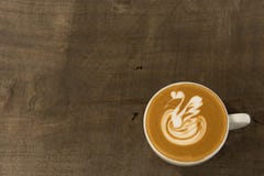 Een kop van koffie met tulp gestalte gegeven latte art. stock foto Een kop van koffie met tulp gestalte gegeven latte art. stock foto