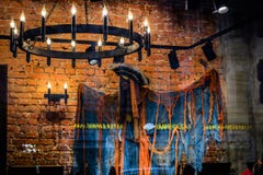 Een kroonluchter met kaarsen en een spookpiraat stock fotografie Een kroonluchter met kaarsen en een spookpiraat stock fotografie