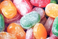 Een kruik van helder suikergoed De vreugde van kinderen, heel wat snoepjes Suikergoed geassorteerde kleuren Karamel in gepoederde royalty-vrije stock afbeelding Een kruik van helder suikergoed De vreugde van kinderen, heel wat snoepjes Suikergoed geassorteerde kleuren Karamel in gepoederde royalty-vrije stock afbeelding