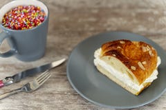Een langs gemaakt stuk van de cake van de koning dient de oven, op een comfortabele houten basis in royalty-vrije stock fotografie Een langs gemaakt stuk van de cake van de koning dient de oven, op een comfortabele houten basis in royalty-vrije stock fotografie