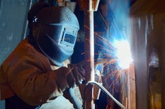 Een lasser die bij scheepswerf werken royalty-vrije stock afbeeldingen Een lasser die bij scheepswerf werken royalty-vrije stock afbeeldingen