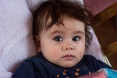Een leuk Oekraïens meisje let charmingly op voor haar mamma royalty-vrije stock afbeelding Een leuk Oekraïens meisje let charmingly op voor haar mamma royalty-vrije stock afbeelding