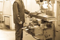 Een mannelijke arbeider werkt aan een grotere de slotenmakerdraaibank van het metaalijzer, equi stock fotografie Een mannelijke arbeider werkt aan een grotere de slotenmakerdraaibank van het metaalijzer, equi stock fotografie