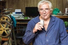 Een mannelijke Argentijnse craftman het drinken partner royalty-vrije stock foto's Een mannelijke Argentijnse craftman het drinken partner royalty-vrije stock foto's