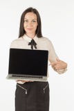 Een meisje biedt laptop met een glimlach aan royalty-vrije stock afbeelding Een meisje biedt laptop met een glimlach aan royalty-vrije stock afbeelding