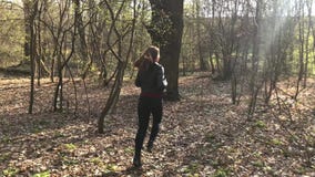 Een meisje die en in een bos achter bomen lopen verbergen stock videobeelden Een meisje die en in een bos achter bomen lopen verbergen stock videobeelden