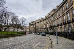 Een mening aan Randolph Cresent - typische keistraat in Edinb stock foto's Een mening aan Randolph Cresent - typische keistraat in Edinb stock foto's